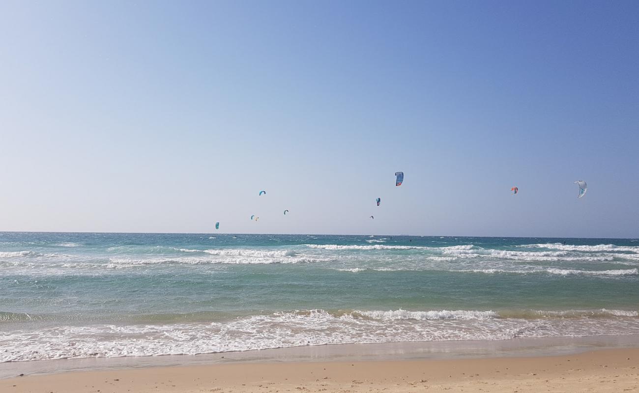 Photo de Beit Yanai beach avec sable beige de surface