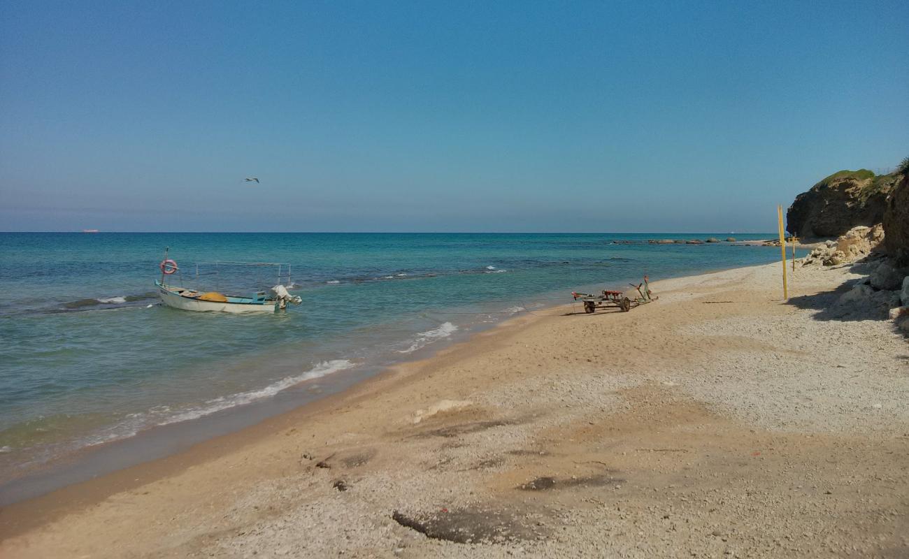 Photo de Blue Bay beach avec sable lumineux de surface