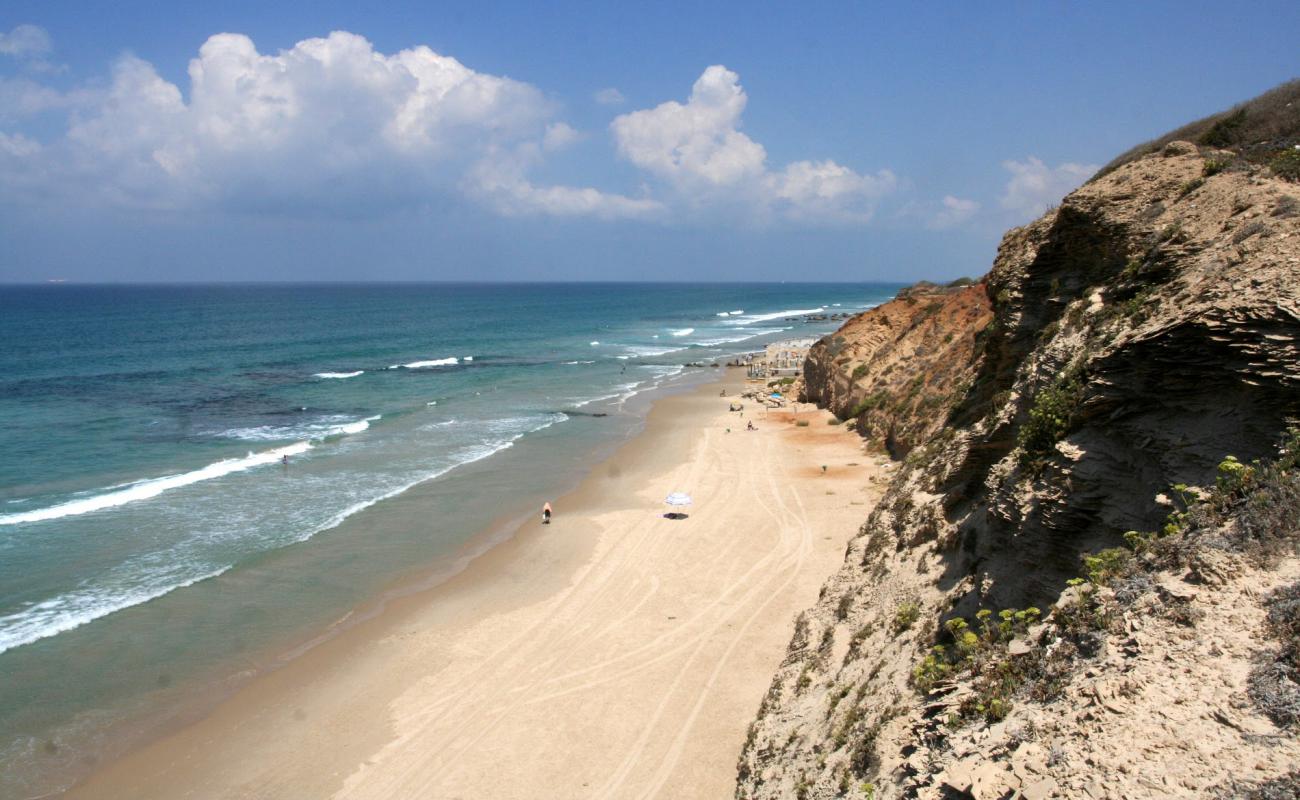 Photo de HaTchelet beach avec sable fin et lumineux de surface