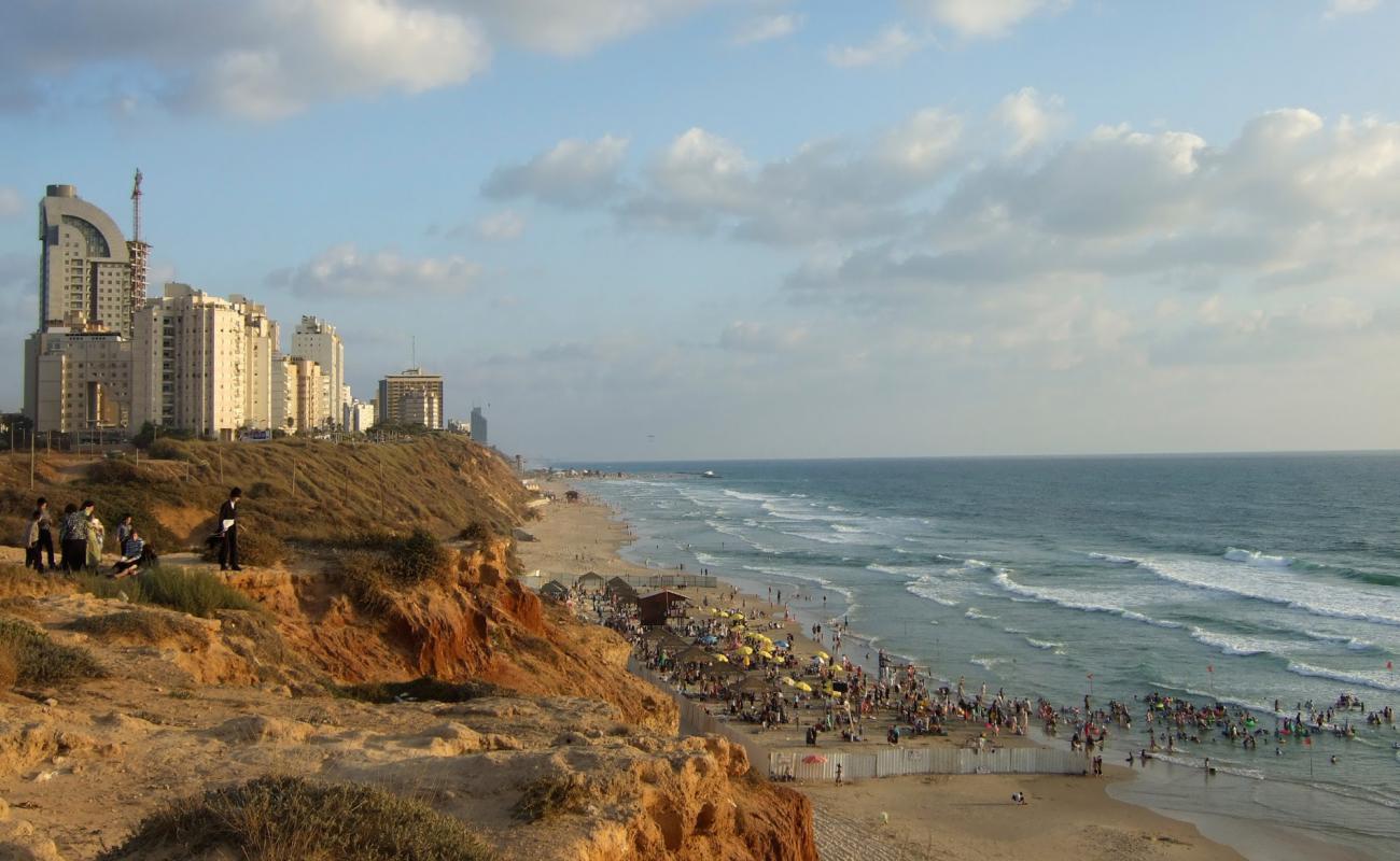 Photo de Kiryat Sanz beach avec sable lumineux de surface