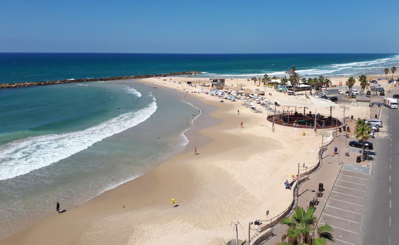 Photo de Plage de Sironit avec sable fin et lumineux de surface