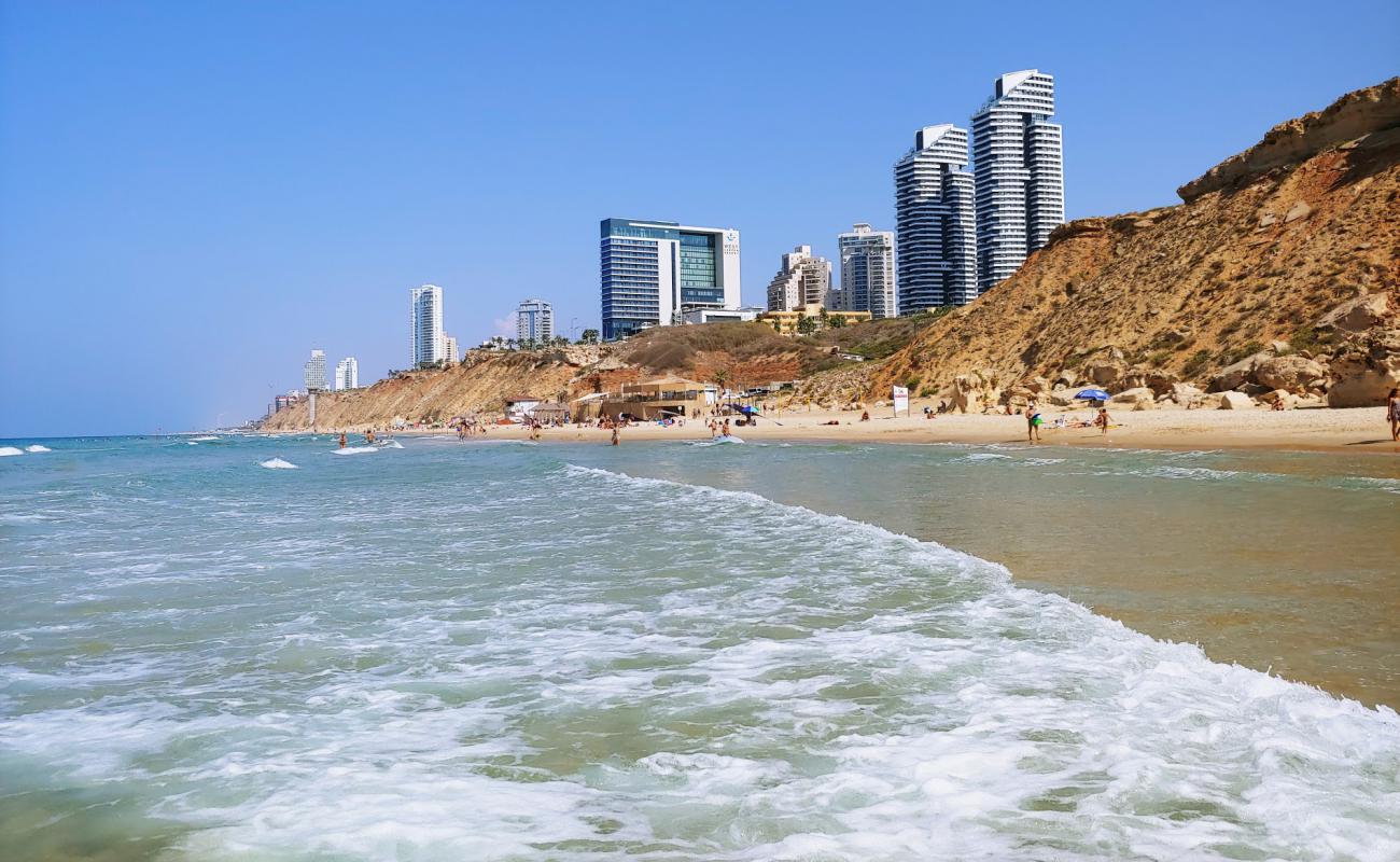 Photo de Argaman beach avec sable lumineux de surface