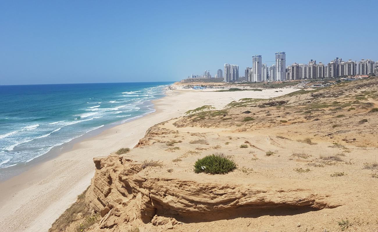 Photo de Poleg beach avec sable fin et lumineux de surface