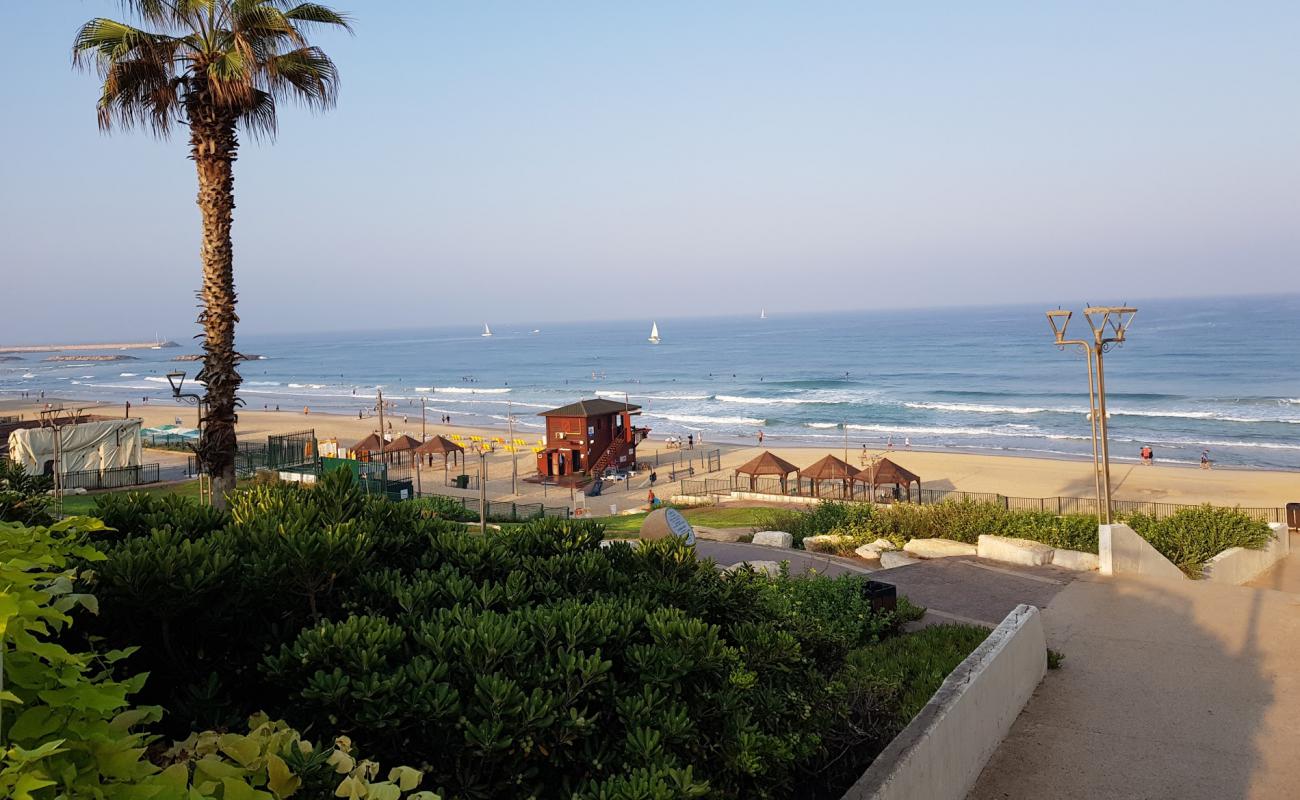 Photo de Herzliya beach avec sable fin et lumineux de surface