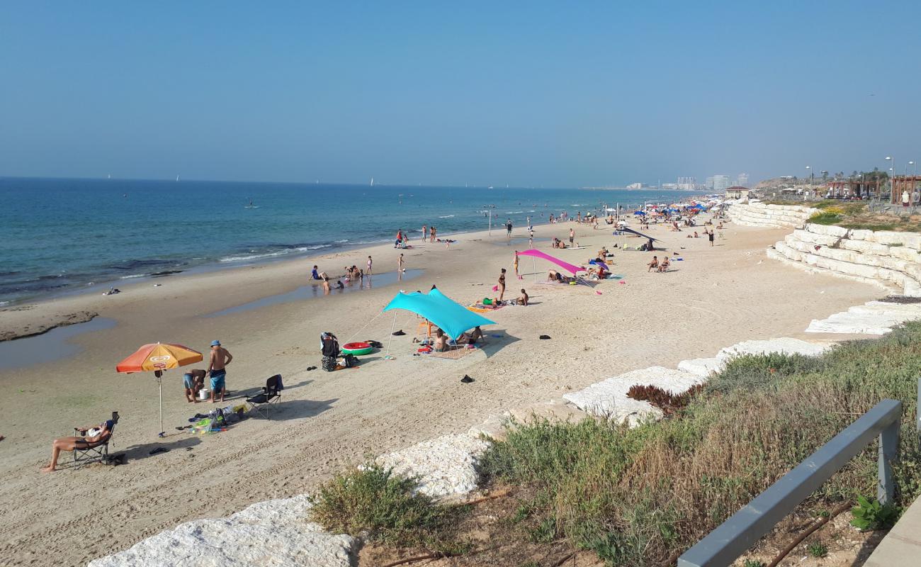 Photo de Hatzuk beach avec sable beige fin de surface