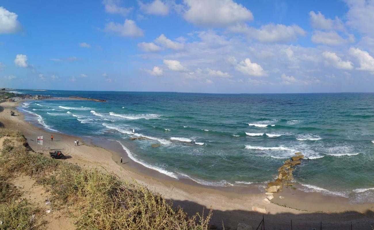 Photo de Tel Baruch beach avec sable fin et lumineux de surface