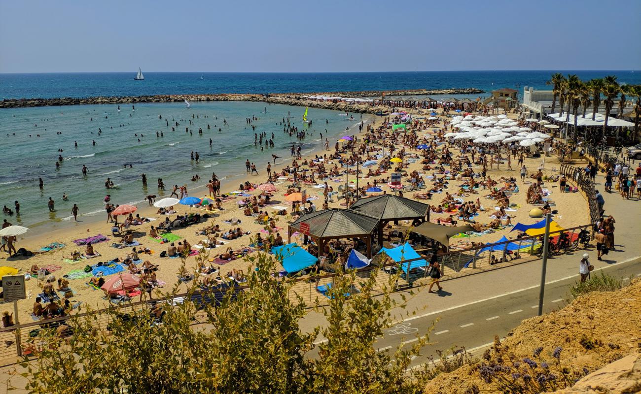 Photo de Metsitsim beach avec sable fin et lumineux de surface