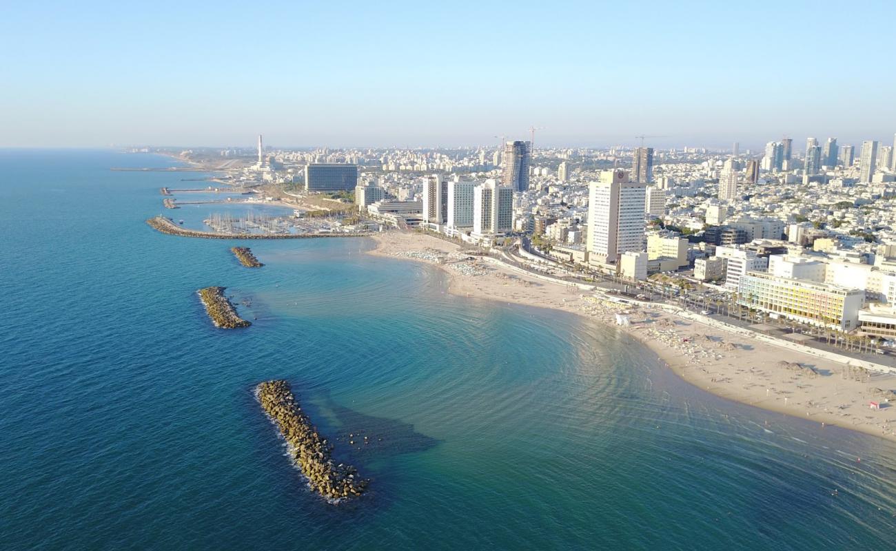 Photo de Tel Aviv beach avec sable fin et lumineux de surface