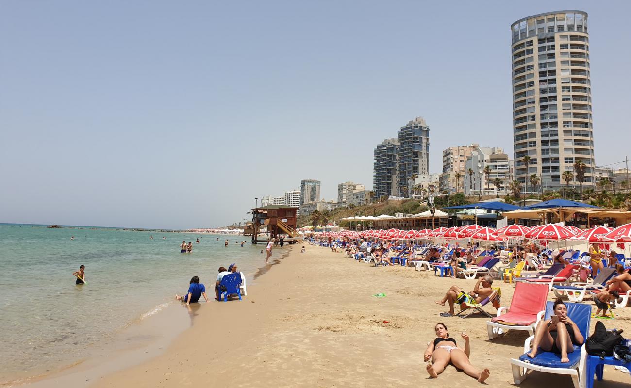 Photo de Jerusalem Beach avec sable beige fin de surface