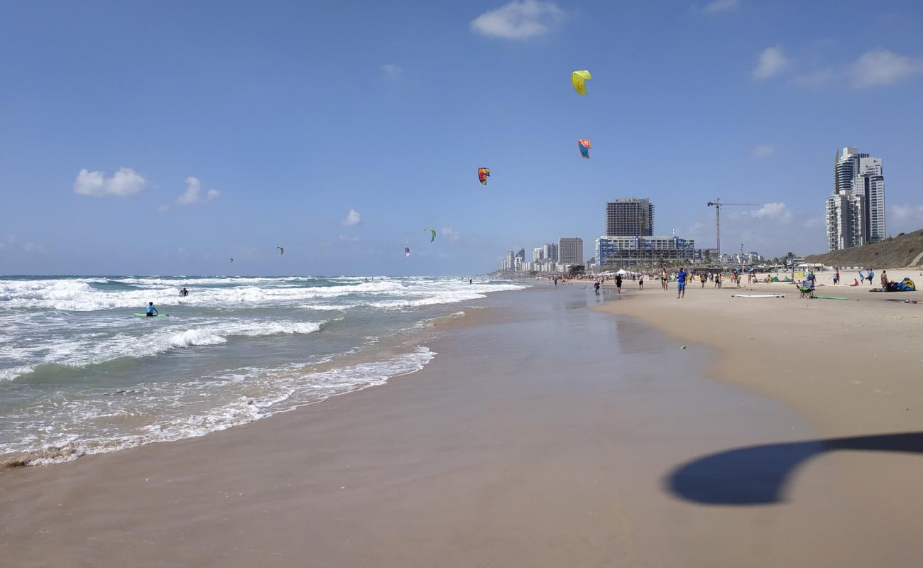 Photo de Shirat Hayam beach avec sable fin et lumineux de surface