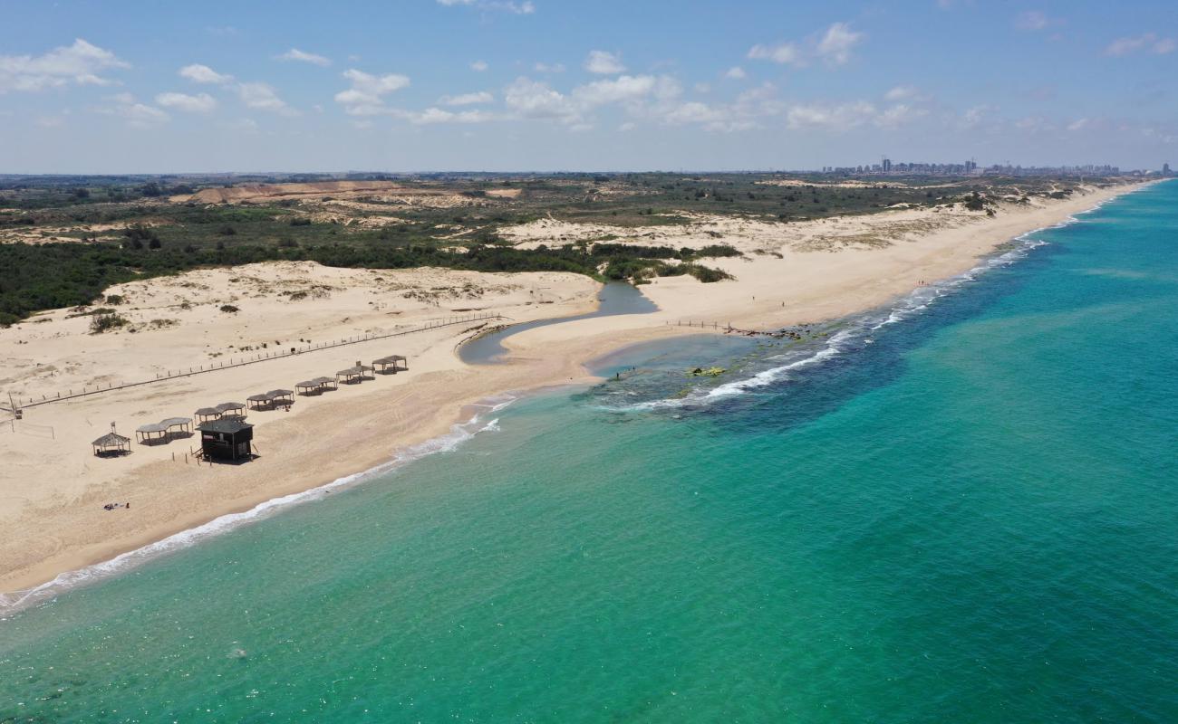 Photo de Nitsanim beach avec sable lumineux de surface