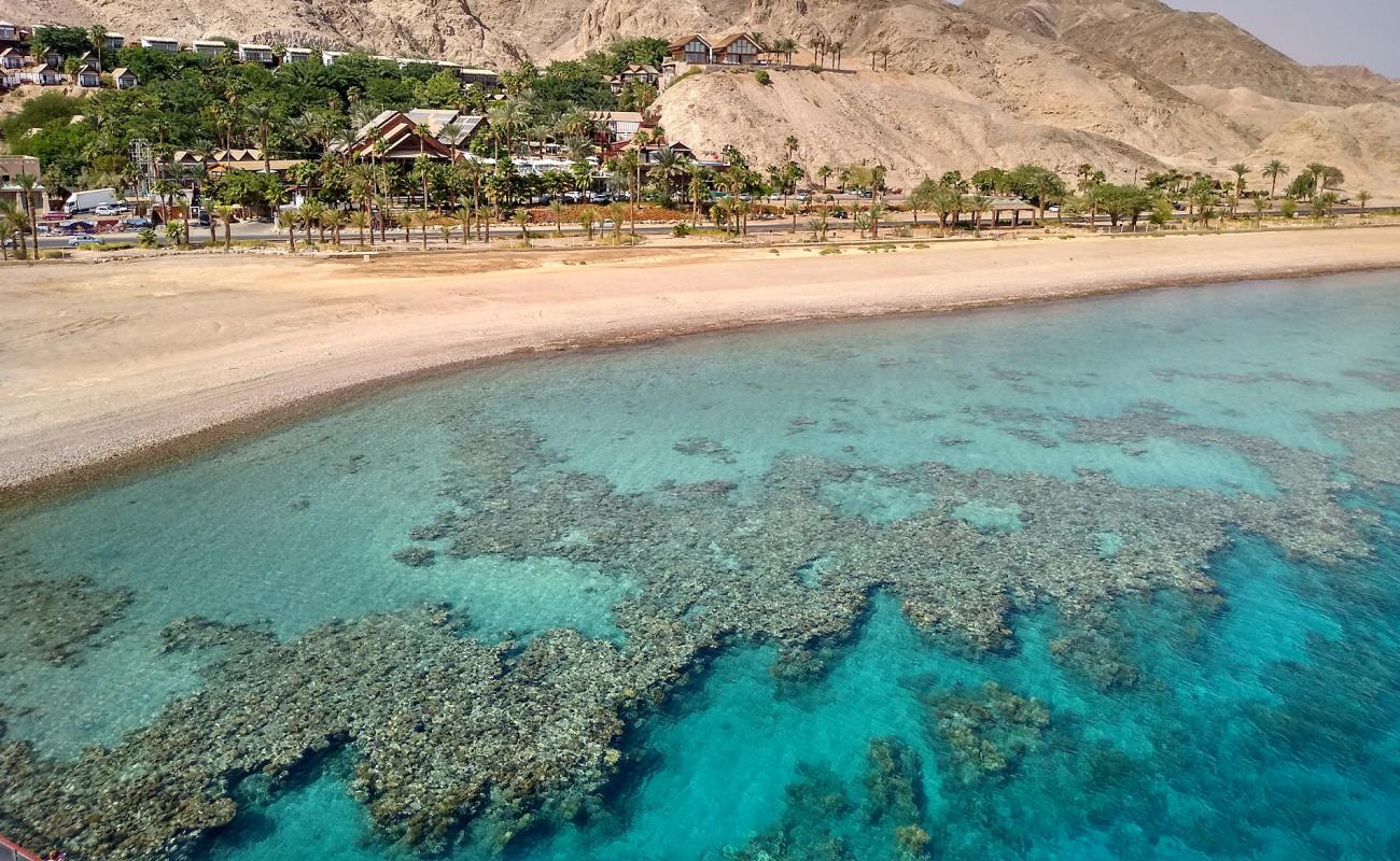 Photo de Coral Beach avec sable lumineux de surface