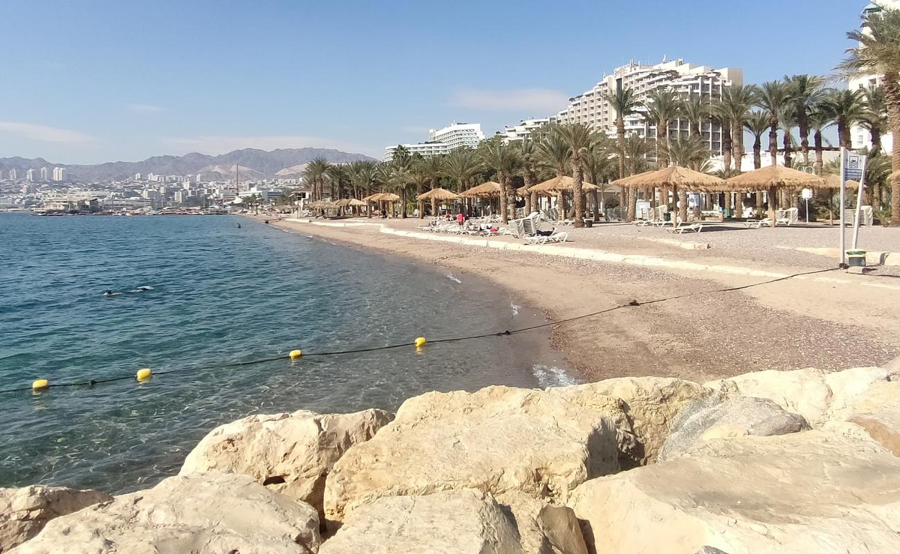 Photo de Royal Beach avec sable lumineux de surface