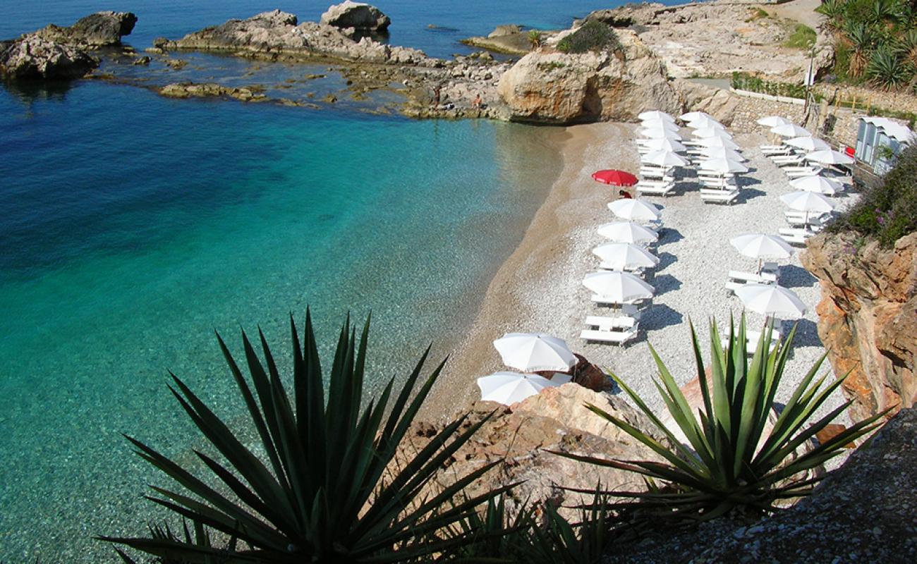 Photo de Spiaggia dei Balzi Rossi avec caillou fin brun de surface