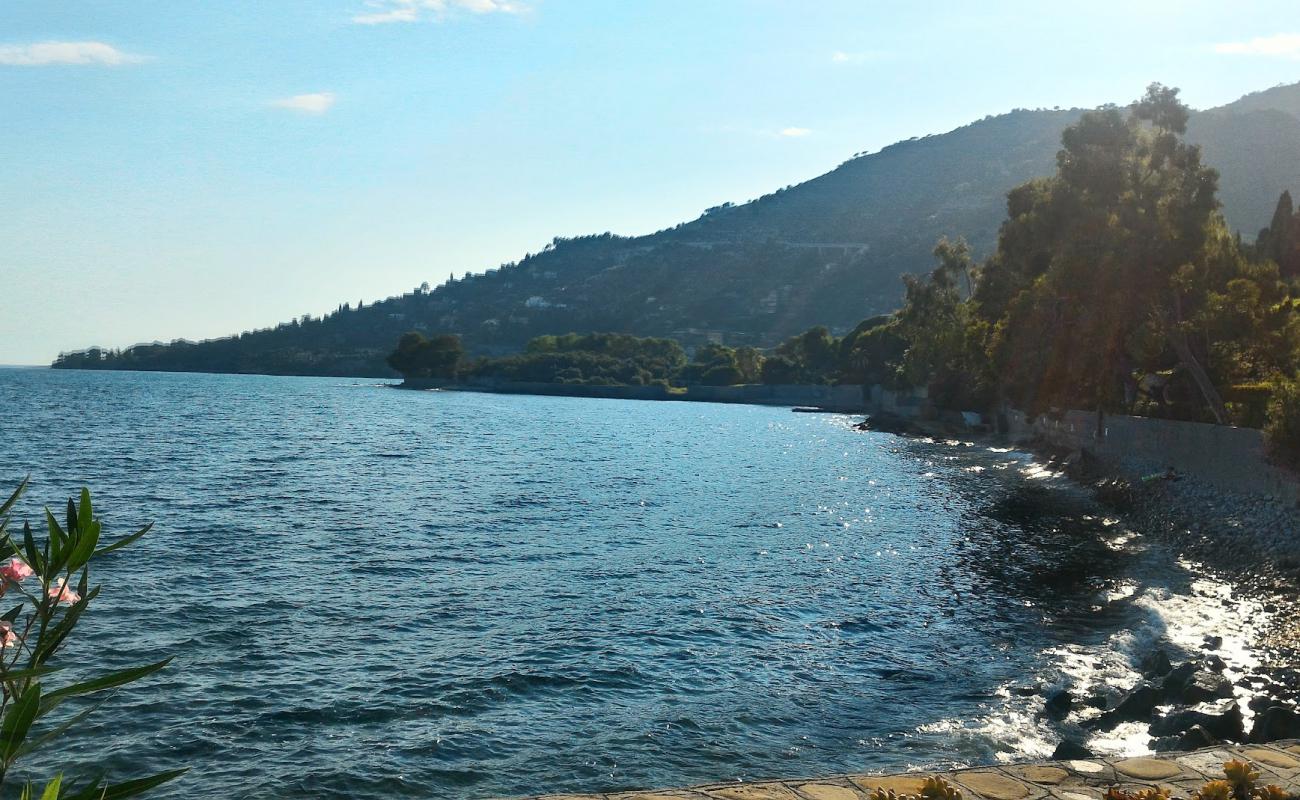 Photo de Dellapietra Beach avec terrain rocheux de surface