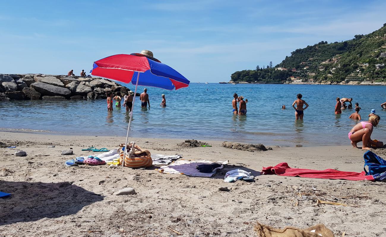 Photo de Spiaggia Baia Verde avec sable gris de surface