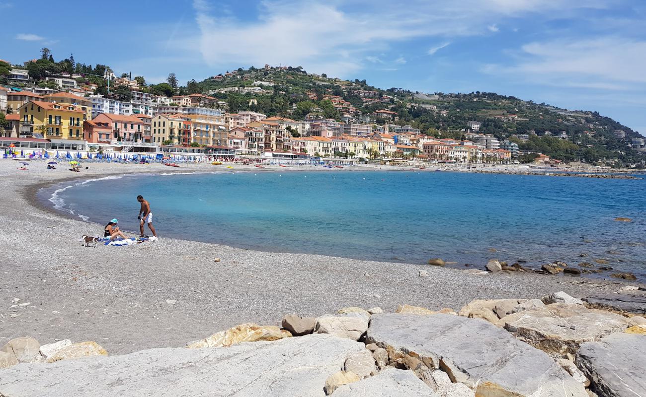 Photo de Ospedaletti Beach avec sable gris & galets de surface