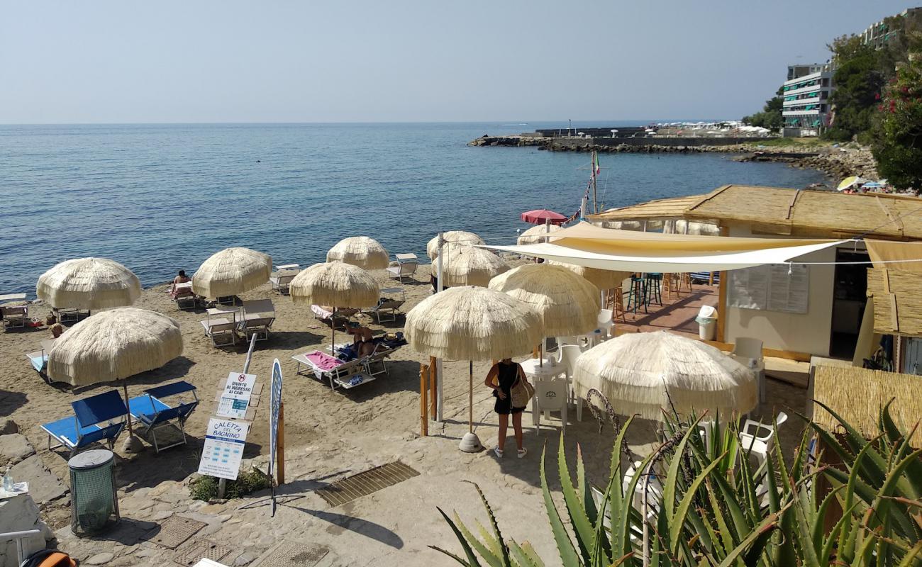 Photo de Caletta del Bagnino avec sable gris avec roches de surface