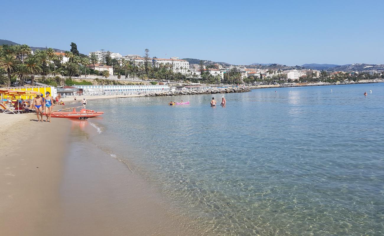 Photo de San Pancrazio beach avec sable brun de surface