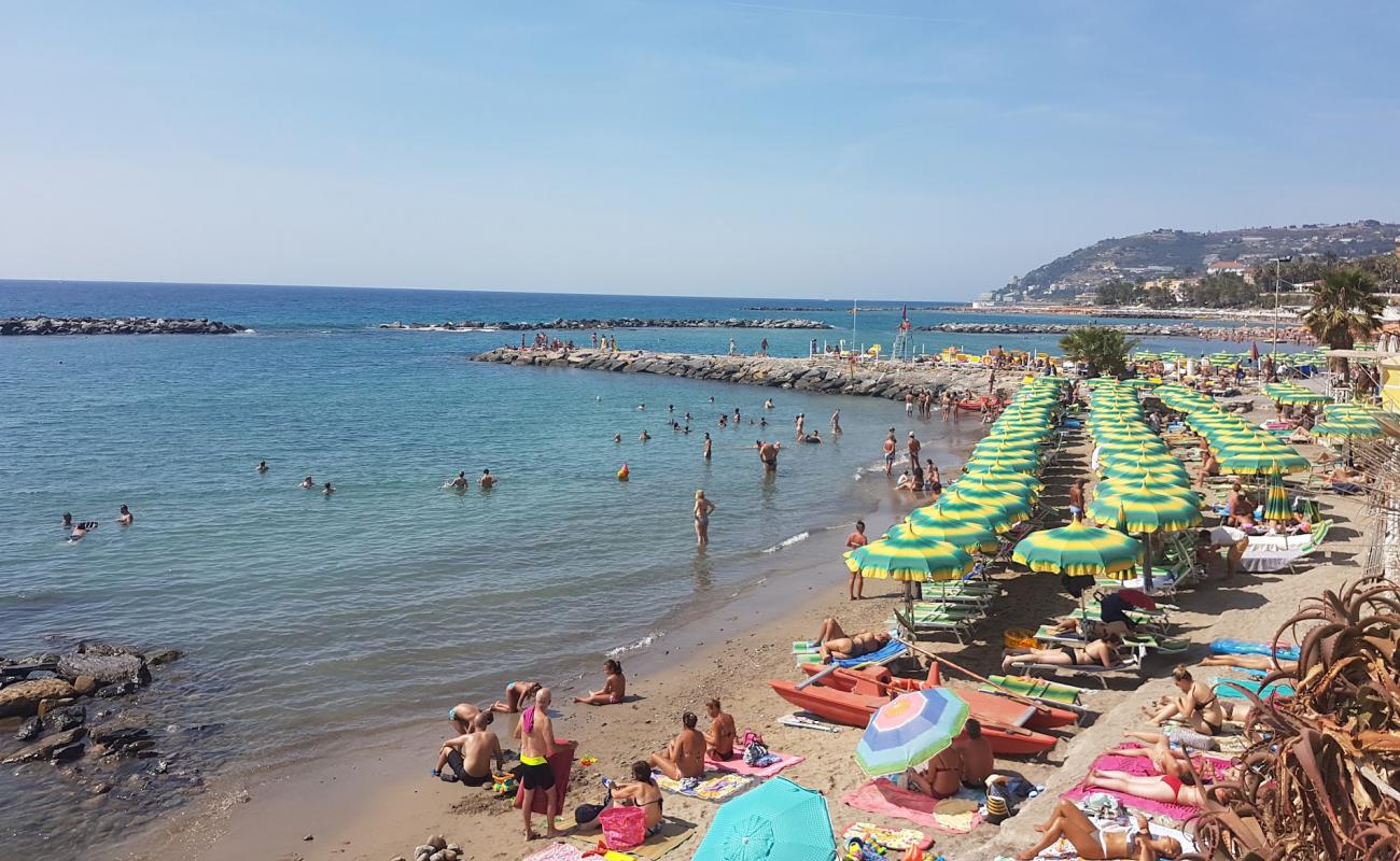 Photo de Spiaggia Delle Nazioni avec sable gris avec caillou de surface