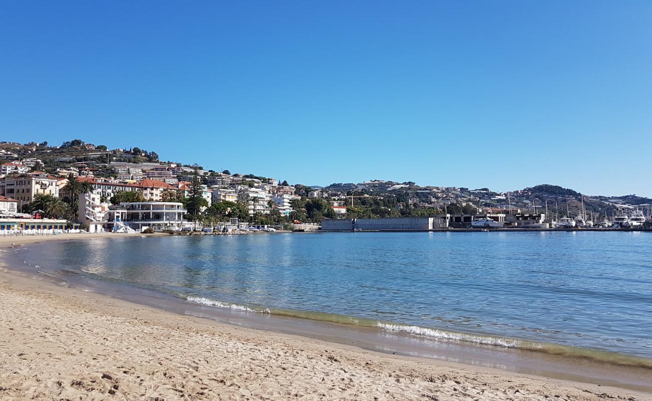 Photo de Spiaggia di Sanremo avec sable brun de surface