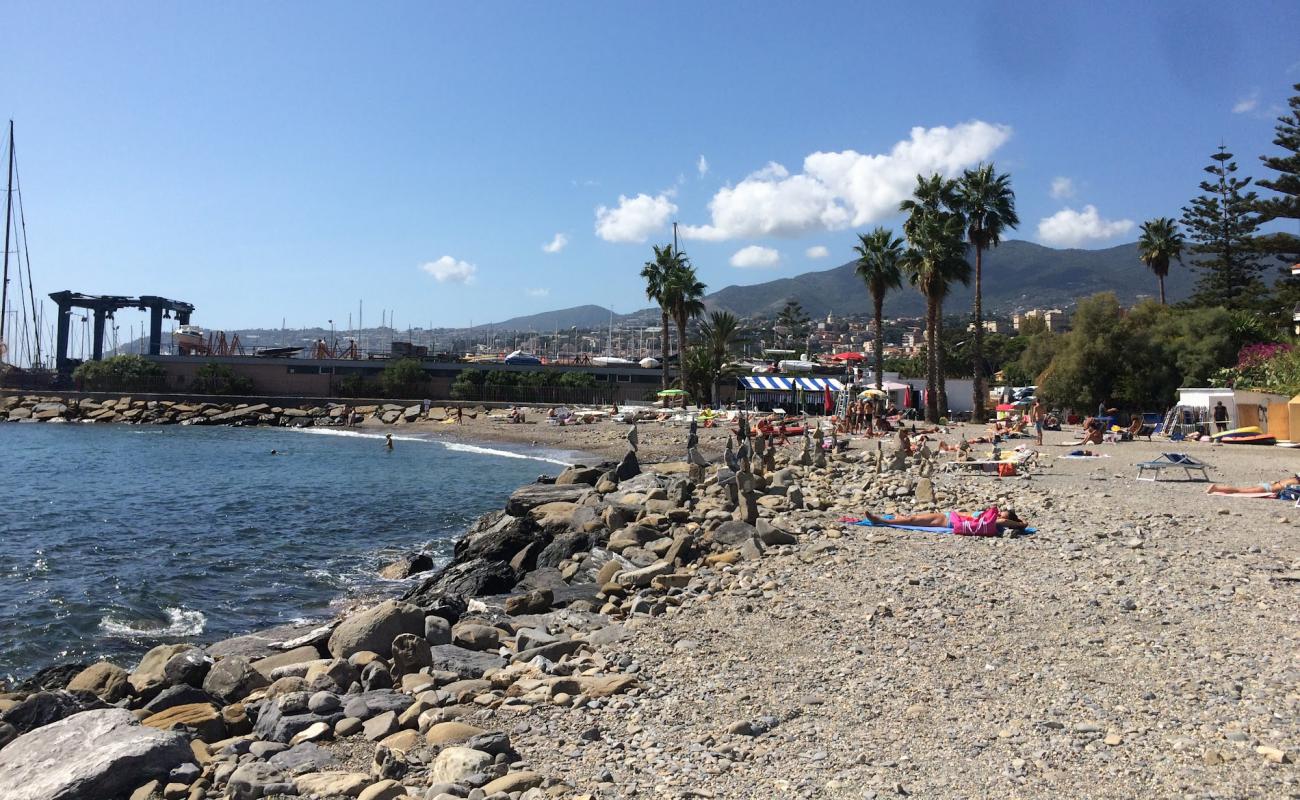 Photo de San Martino beach avec caillou fin brun de surface