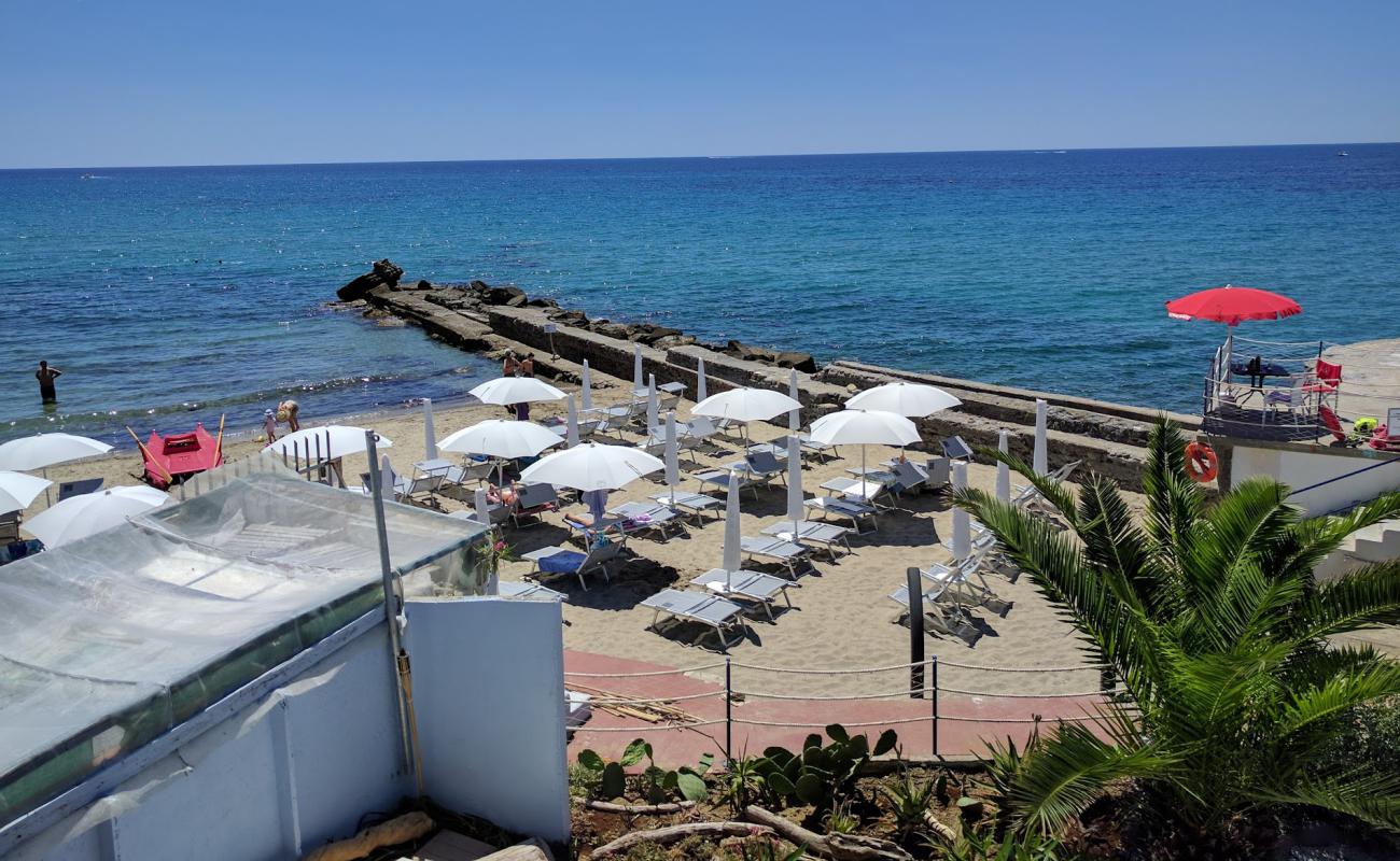 Photo de Tre Ponti beach avec sable fin brun de surface