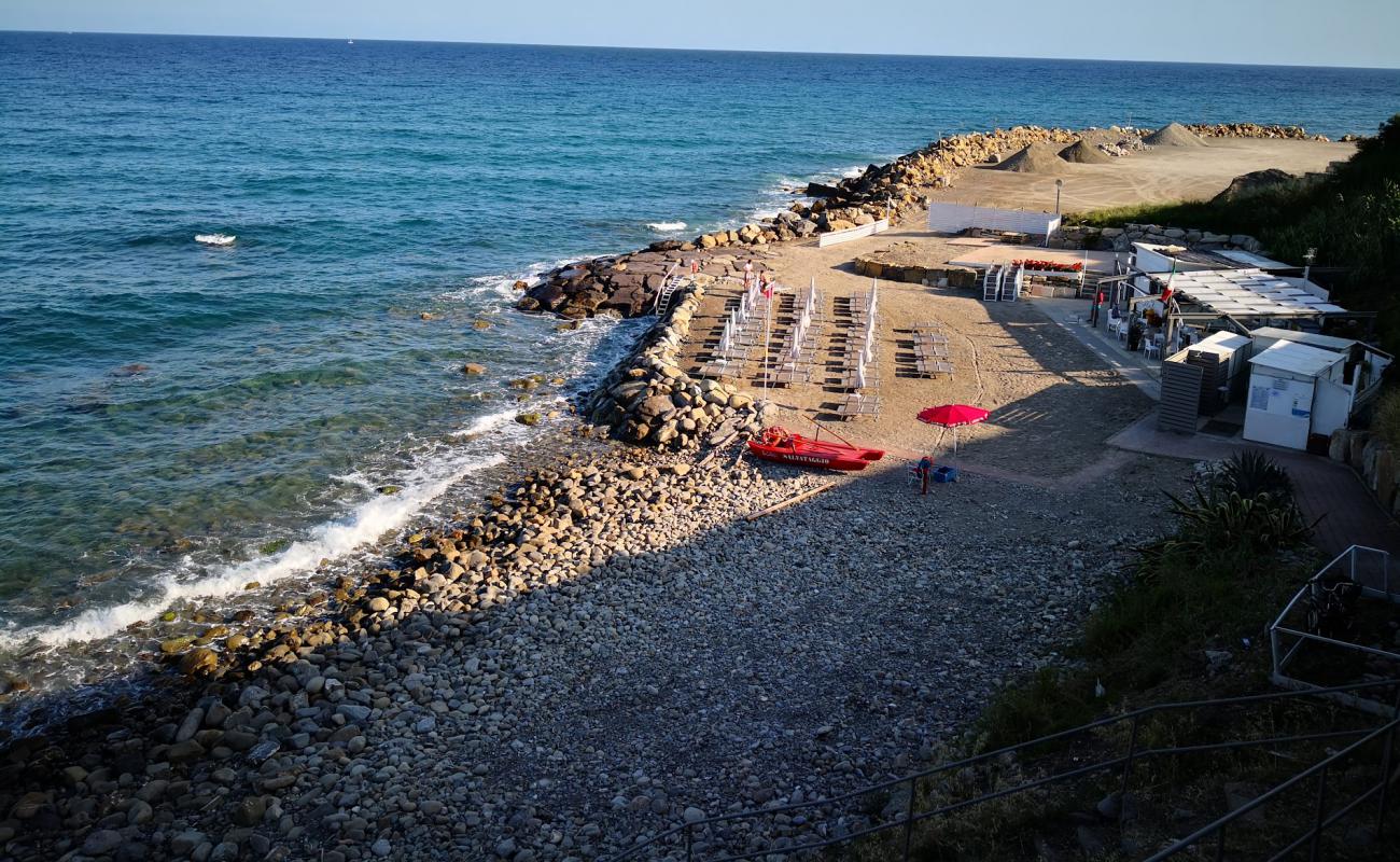 Photo de La Caletta beach avec caillou brun de surface