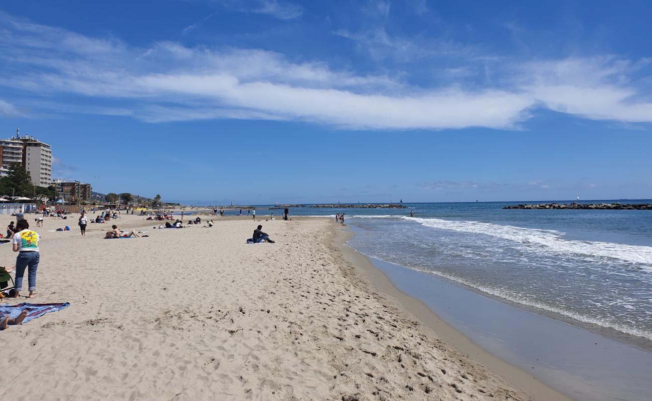 Photo de Spiaggia Arma di Taggia avec sable brun de surface