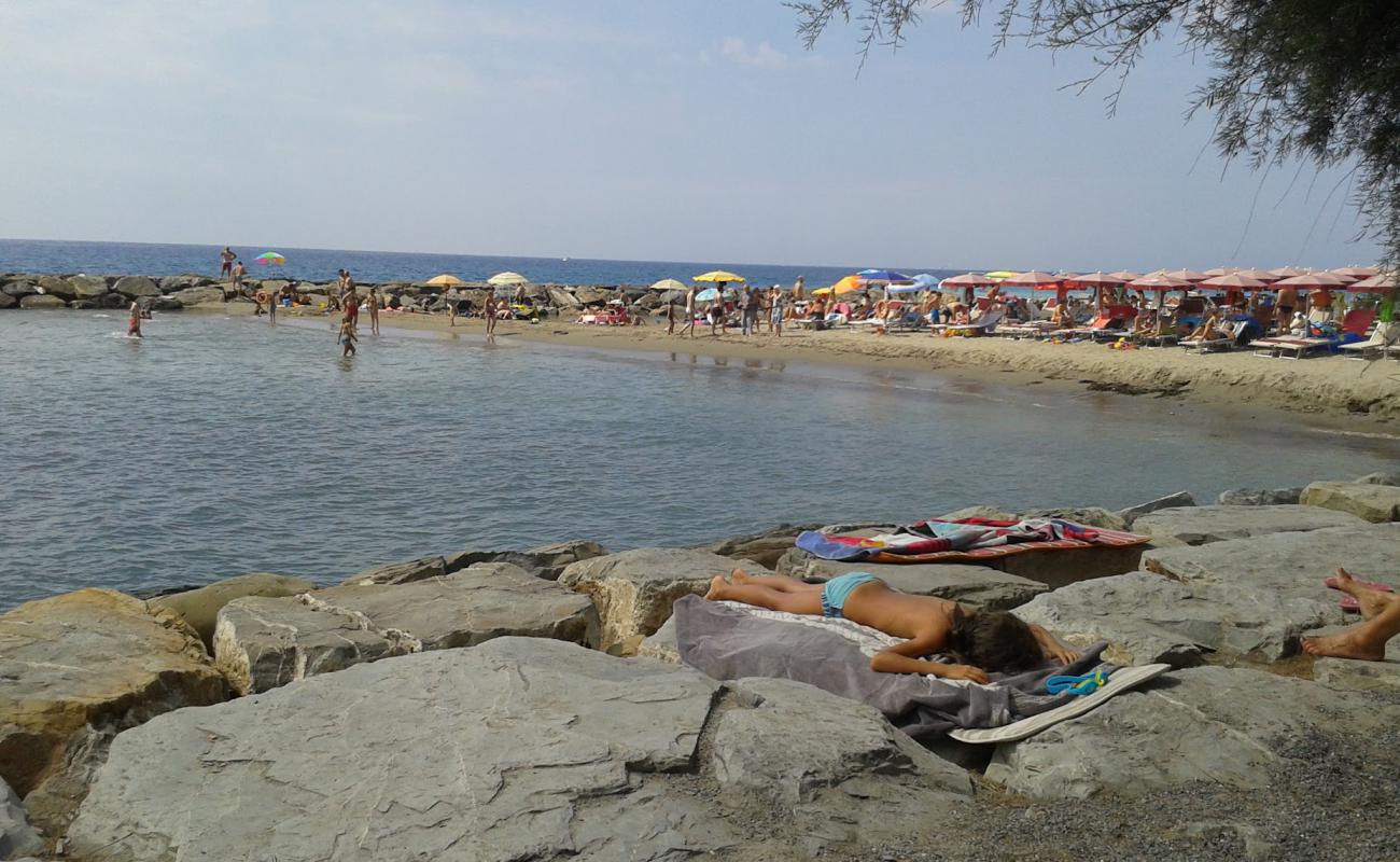 Photo de La Torre beach avec sable brun de surface