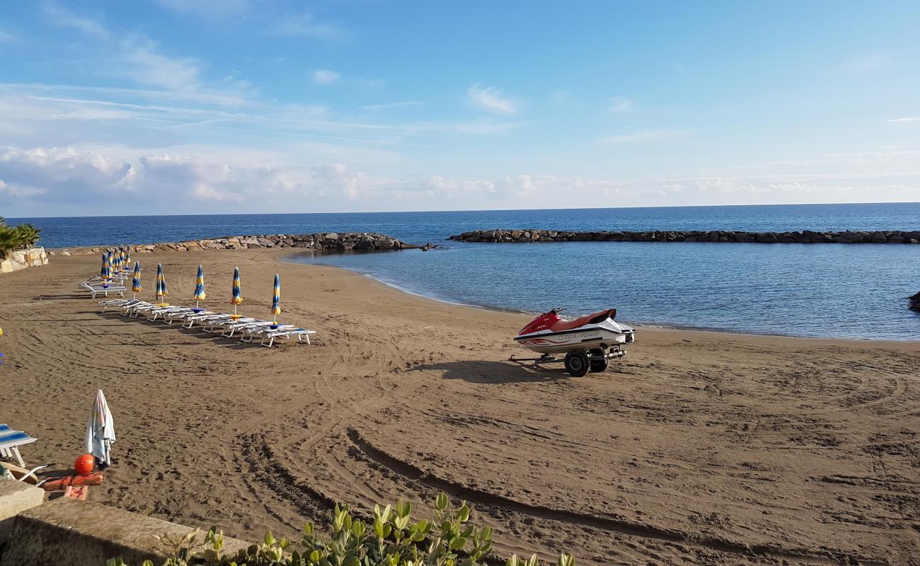 Photo de St Stefano al Mare beach avec sable brun de surface