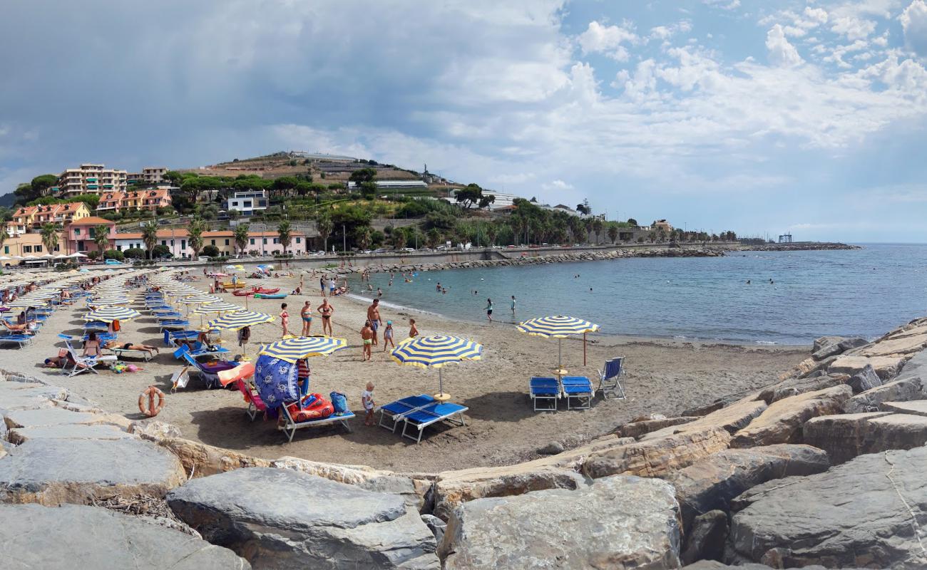 Photo de Baia Azzurra avec sable brun de surface