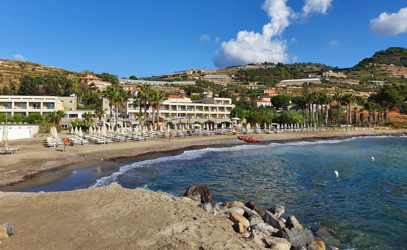 Photo de Marina Aregai beach avec sable noir avec caillou de surface