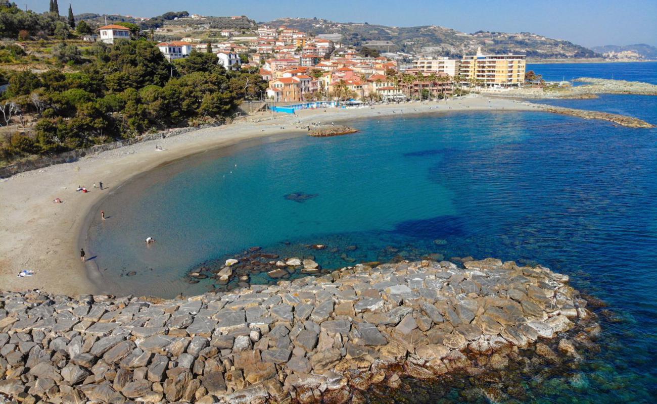 Photo de Plage de St. Lorenzo al Mare avec sable brun de surface