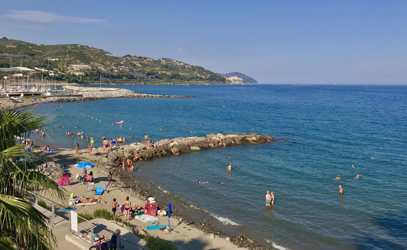 Photo de Spiaggia in sabbia fine avec sable brun de surface