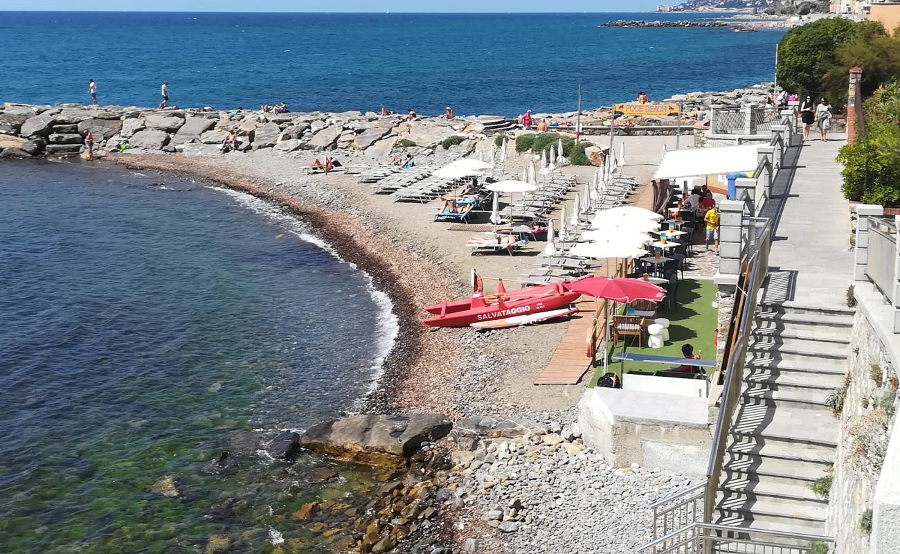 Photo de Foce beach avec sable gris avec caillou de surface