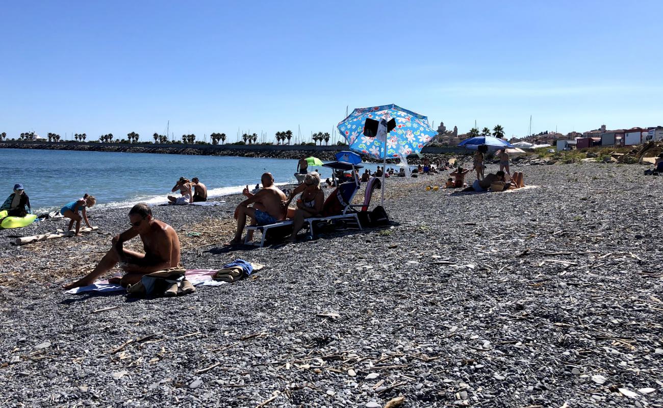 Photo de Parco Urbano beach avec caillou fin gris de surface