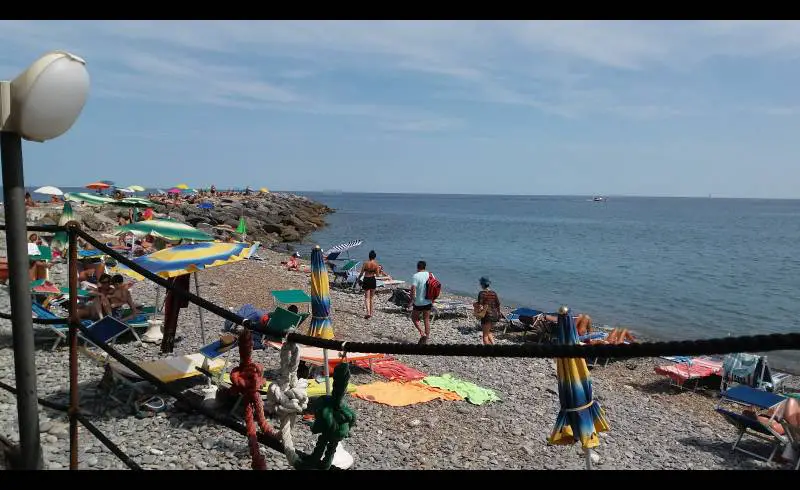 Photo de Landini beach avec caillou fin brun de surface