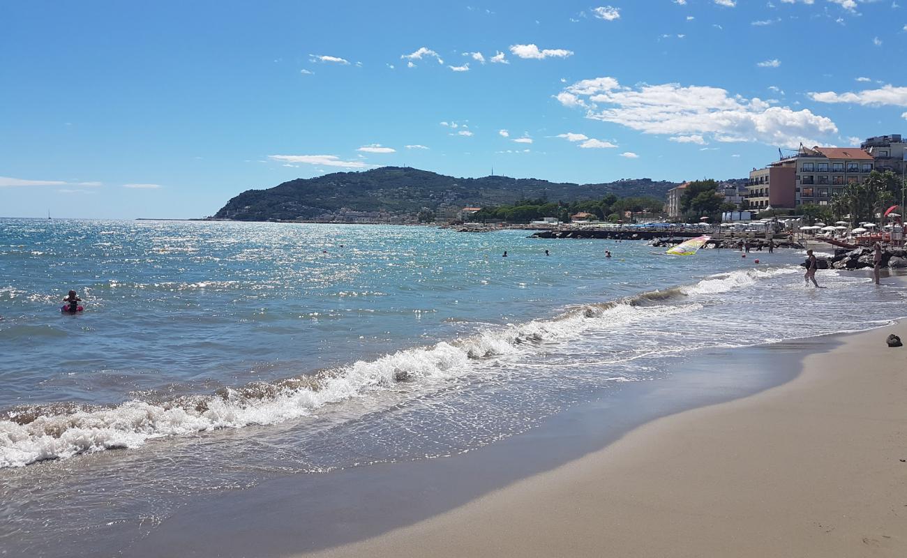 Photo de Diano Marina beach avec sable gris de surface