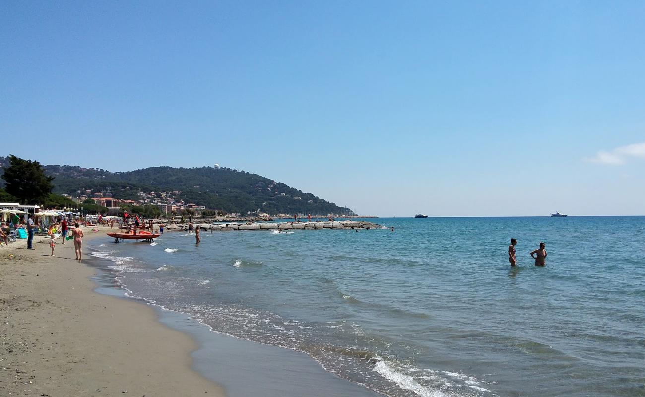 Photo de Andora beach II avec sable brun de surface