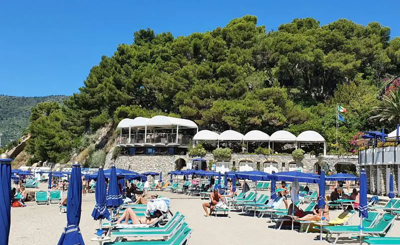 Photo de Andora beach III avec sable gris avec roches de surface