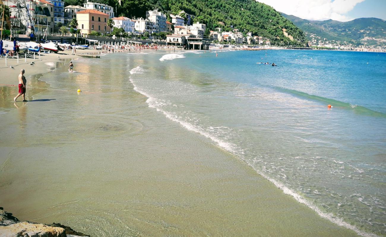 Photo de Spiaggia di Laigueglia avec sable brun de surface