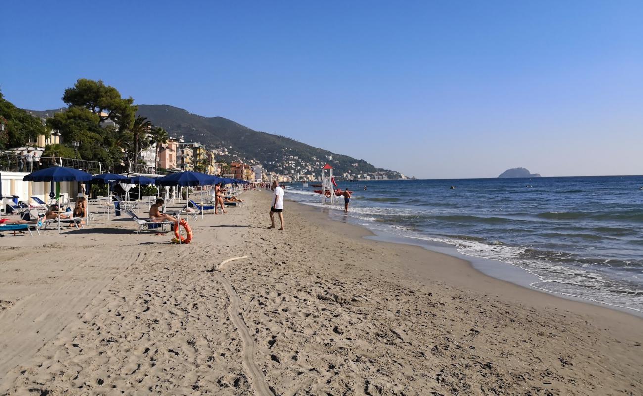 Photo de Spiaggia Attrezzata avec sable brun de surface