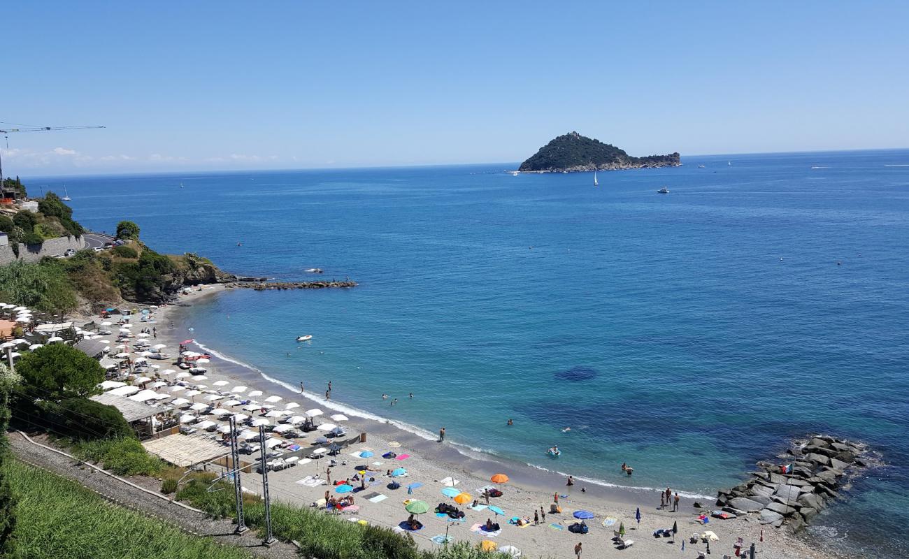 Photo de Spiaggia libera Alassio avec sable gris avec caillou de surface