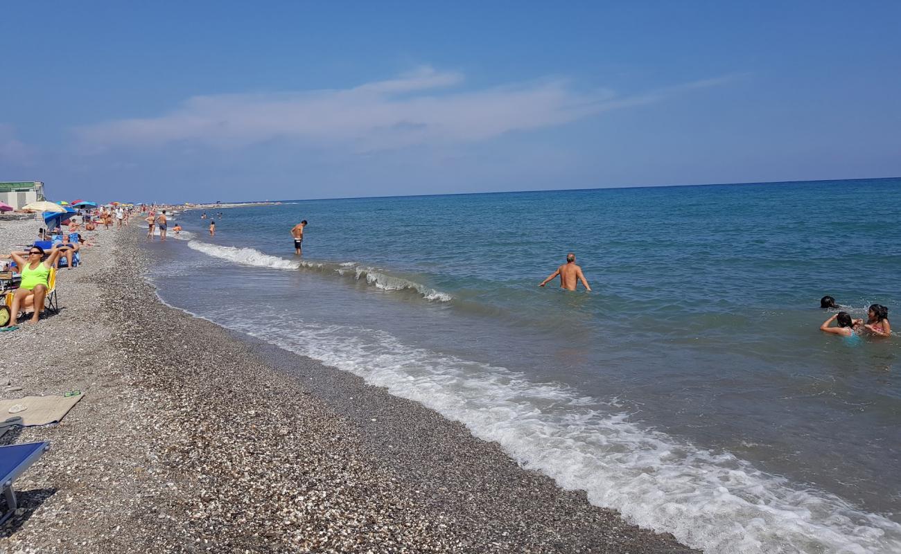 Photo de Capo Lena beach avec sable noir avec caillou de surface