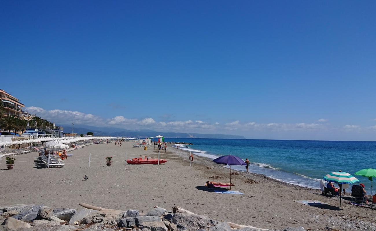 Photo de Doria beach avec sable noir avec caillou de surface