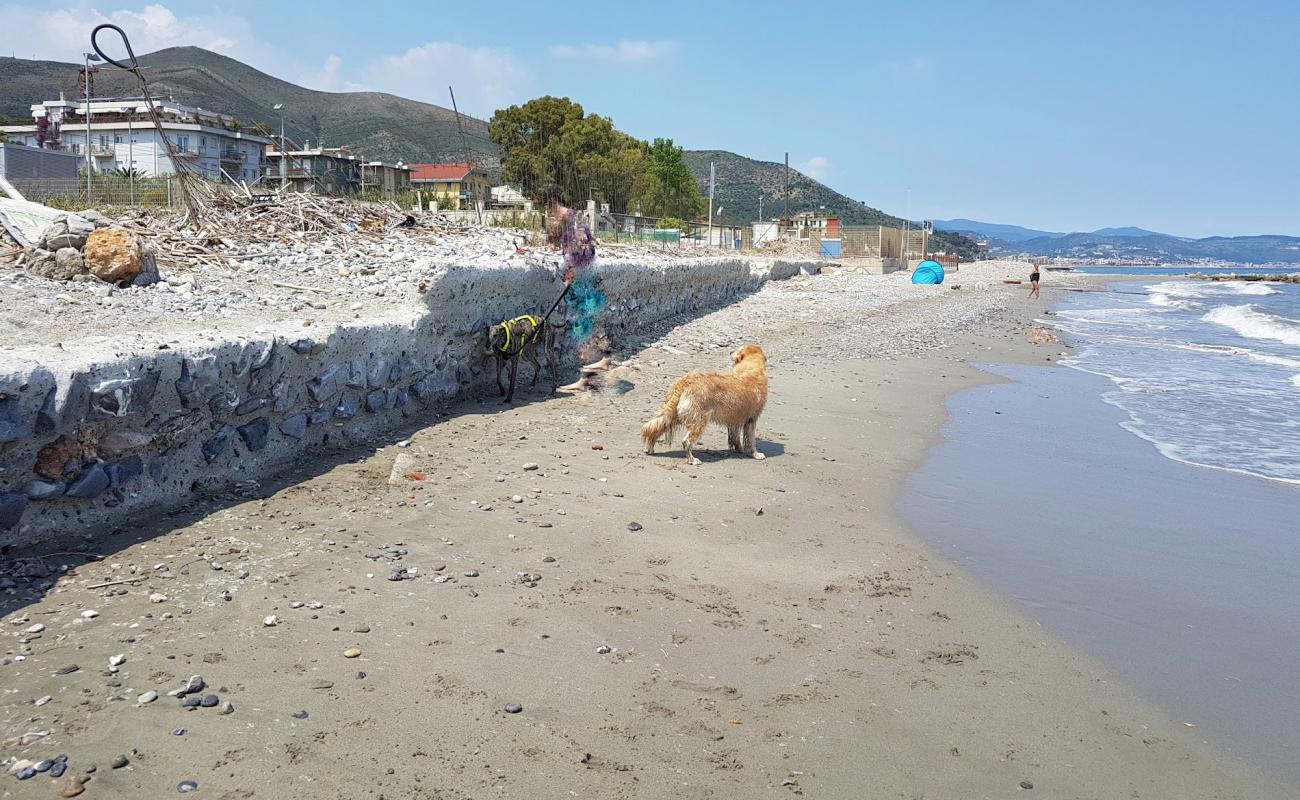 Photo de Ceriale dog beach avec sable noir avec caillou de surface