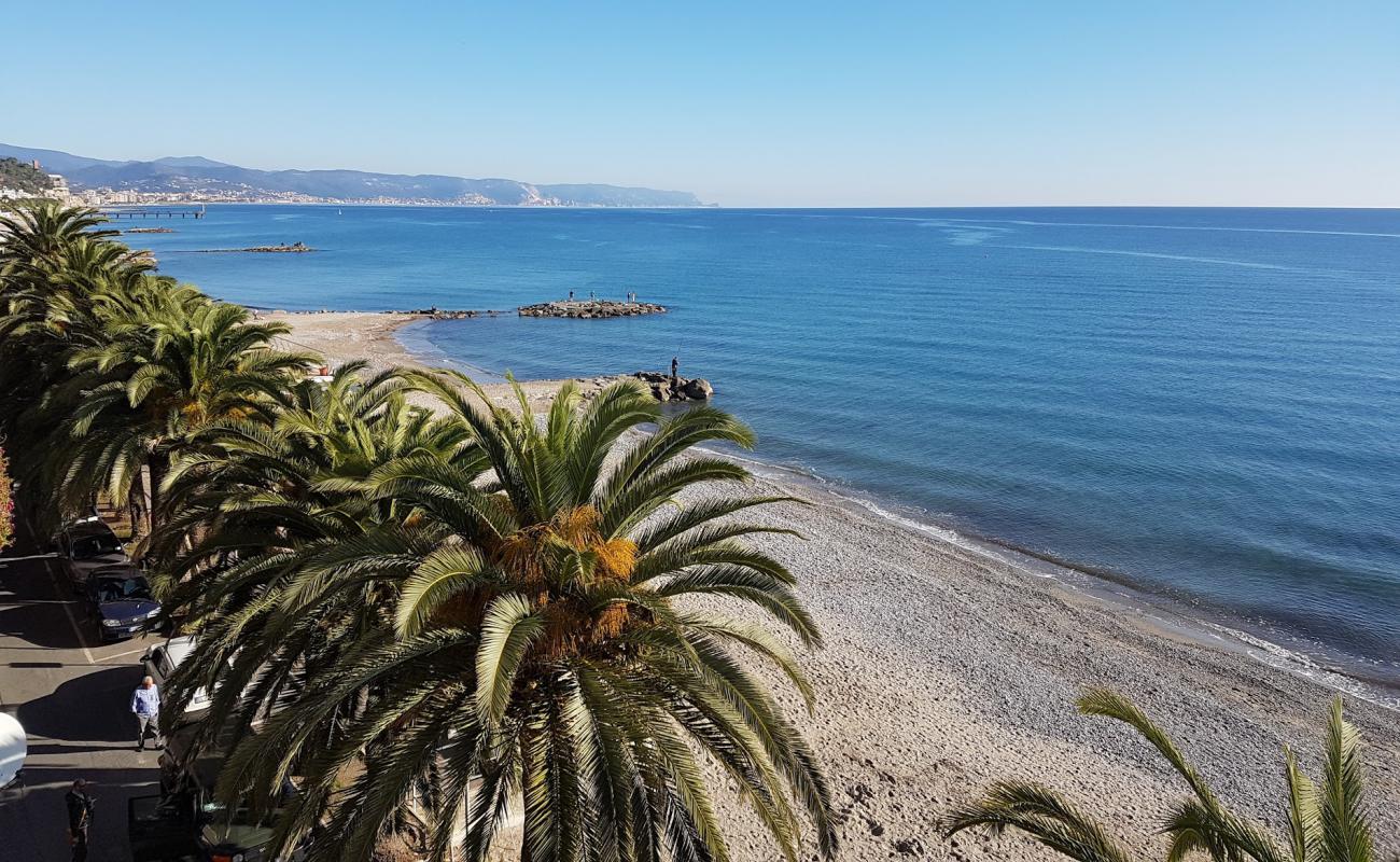 Photo de San Sebastiano beach avec sable noir avec caillou de surface