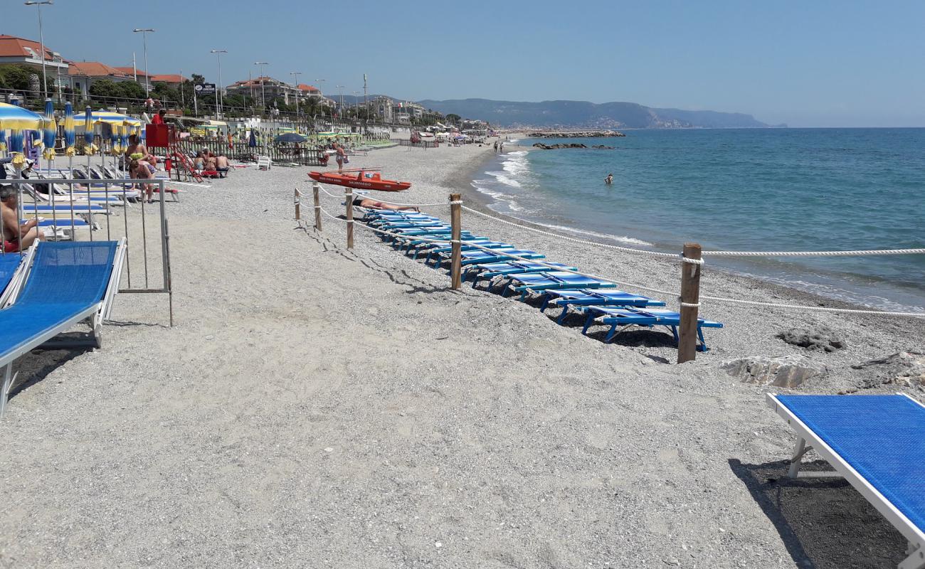 Photo de Alma Loano beach avec sable noir avec caillou de surface