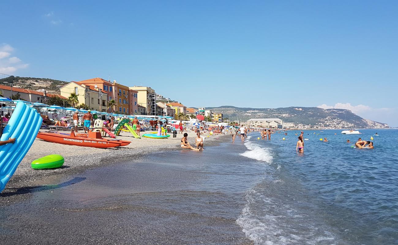 Photo de Spiaggia Pietra Ligure avec sable noir avec caillou de surface